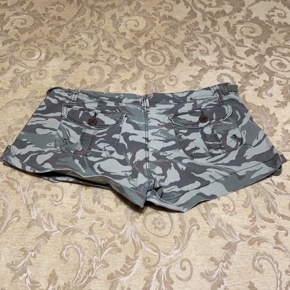 l.e.i. Camouflage Cuffed Shorts 15 - Picture 2 of 12